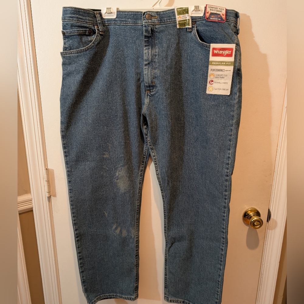 NWT. Wrangler Men's Blue Jeans 40x29